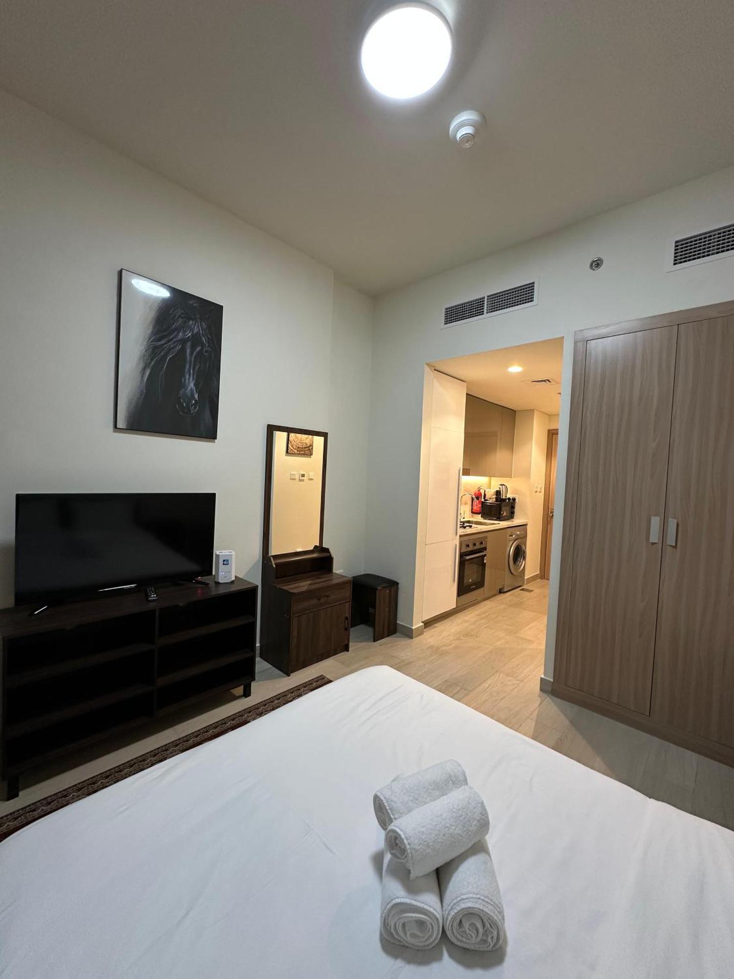 Tick - Contemporary With Balcony Azizi Riviera *