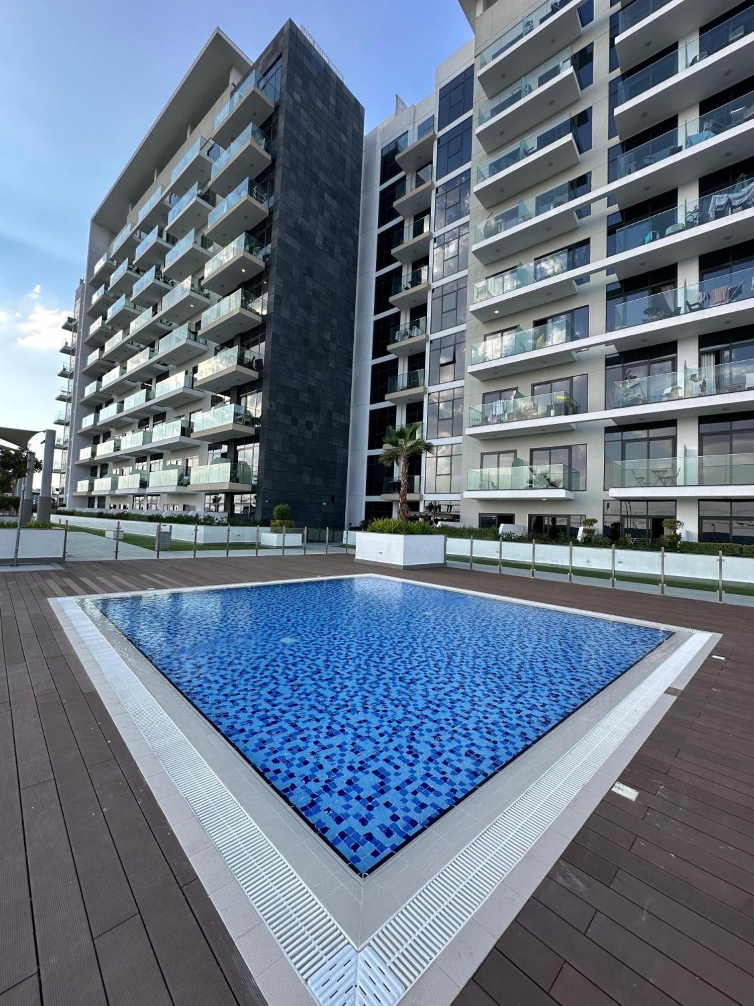Tick - Contemporary With Balcony Azizi Riviera *